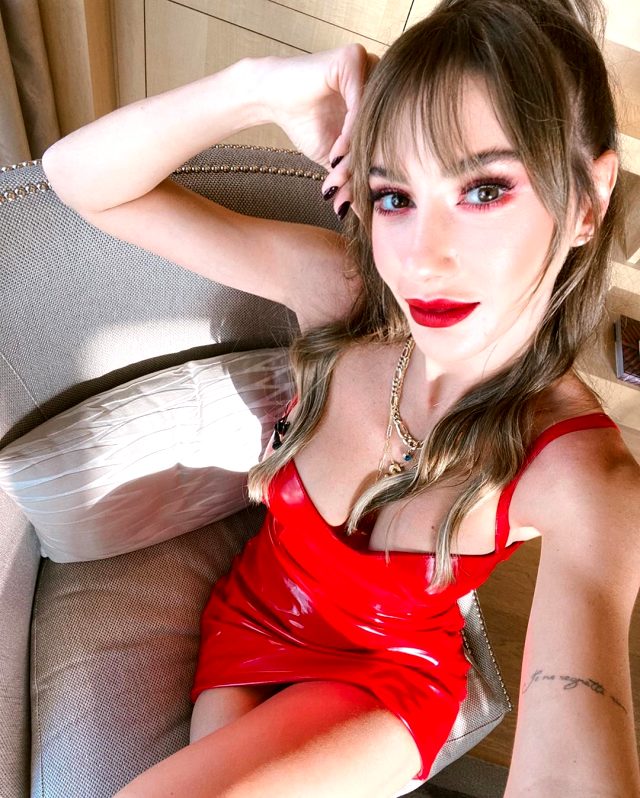 Şeyma Subaşı'nın Göğüs Dekoltesi Damga Vurdu!