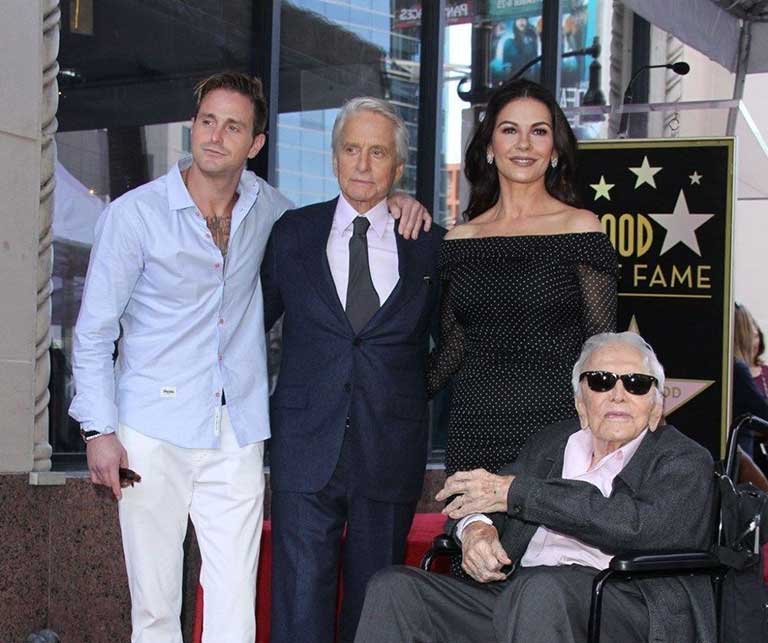 Efsanevi Kirk Douglas Servetini Oğluna Bırakmadı!