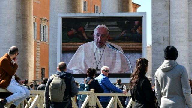 Koronavirüs Yüzünden Vatikan'da İbadet Canlı Yayınla Yapıldı!