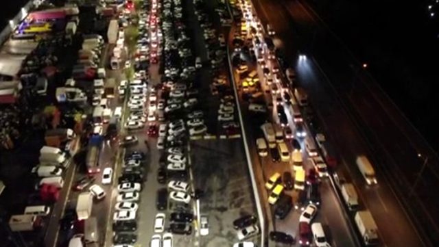 Sokağa Çıkma Yasağı Öncesi Sebze Hali'nde Uzun Kuyruklar Oluştu!