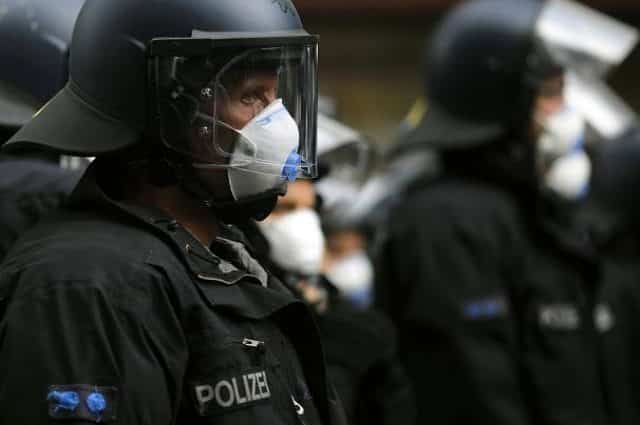 Alman Vatandaşlar Koronavirüs Kapsamındaki Kısıtlamaları Protesto Etti!