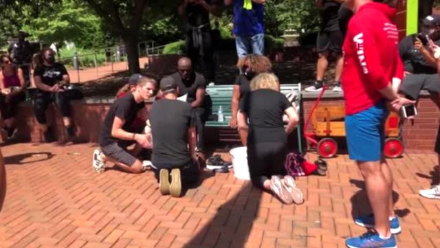 Sevgiyi İfade Etmek İçin Siyahi Dini Liderlerin Ayaklarını Yıkadılar!