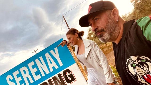 Serenay Sarıkaya Ünlü Fenomene Sinirlendi ve Engelledi