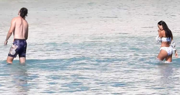 Aşk İddialarını Yalanlayan Çift Samimi Bir Şekilde Yakalandı