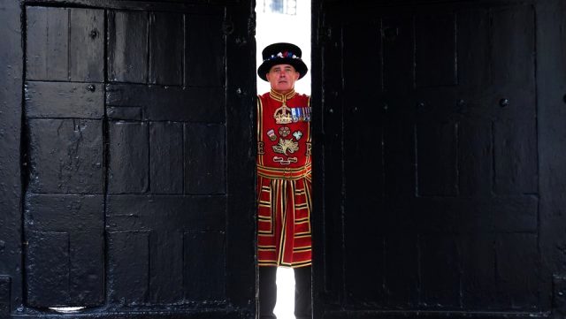 Salgın Sebebiyle İngiltere'de Kraliçe'nin Muhafızlarının İşine Son Verilecek