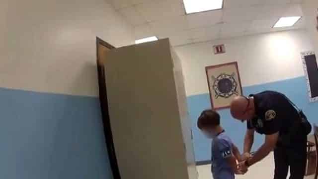 ABD Polisinin 8 Yaşındaki Çocuğu Kelepçelediği Görüntüler Ortaya Çıktı