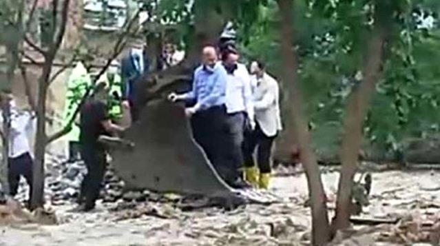 Giresun'da sel felaketinde mahsur kalanlara Bakanlar kepçe ile ulaştı