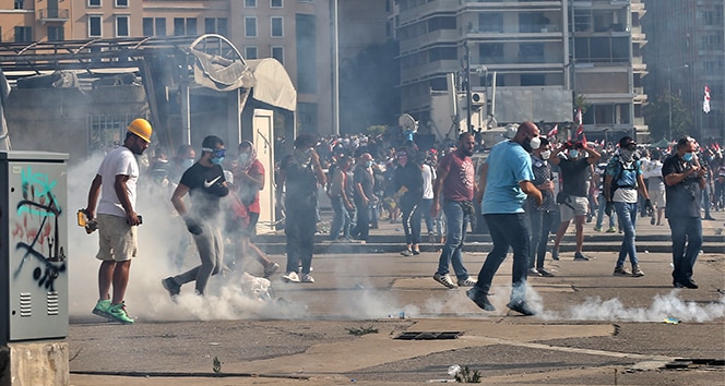 Patlamanın Ardından Beyrut’ta Eylem: 142 Kişi Yaralandı