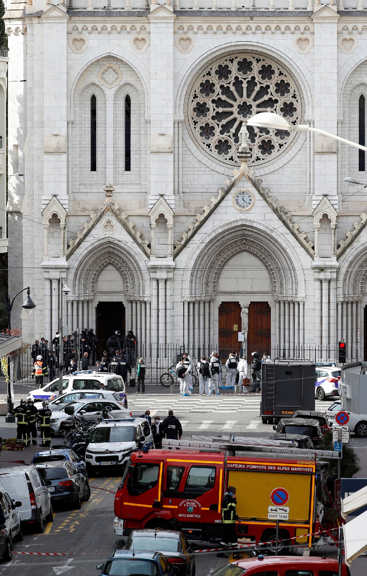 Son Dakika! Fransa'da Bıçaklı Saldırı: 3 Kişi Yaşamını Yitirdi