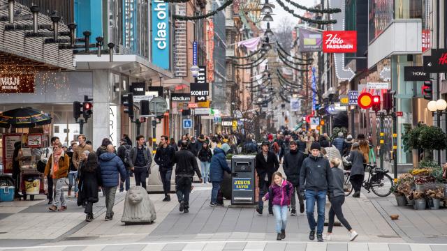 İsveç Sürü Bağışıklığı Stratejisinden Vazgeçip Kısıtlama Kararı Aldı!