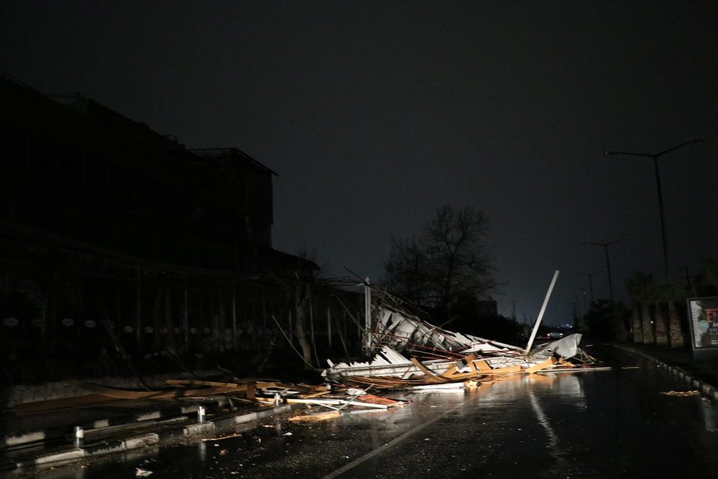 Gece Meydana Gelen Fırtınanın Bilançosu Ağır Oldu
