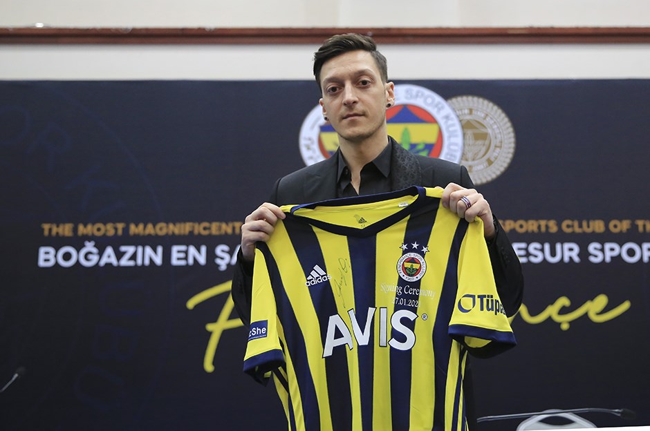 Özil Tarihi İmzayı Attı