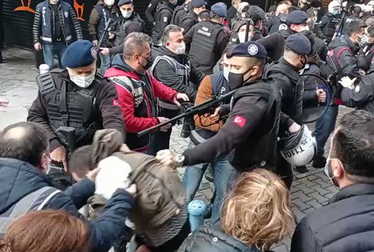 İzmir Valiliği Çıplak Arama İddialarına İlişkin Açıklama Yaptı