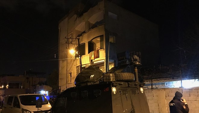 Evlenmelerine İzin Verilmeyen Genç Çift Çatıdan Atladı!