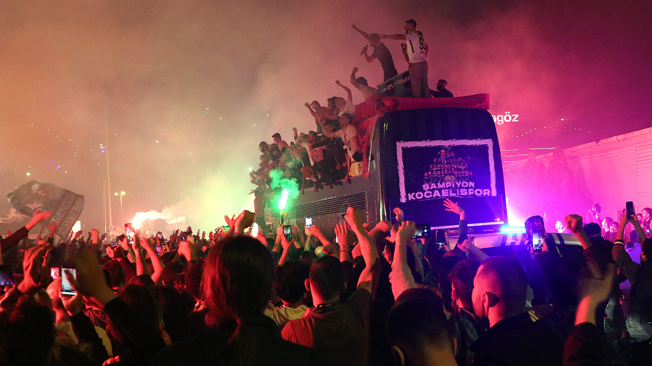 Şampiyonluk Kutlamasında Bahri Can Avcı Otobüsten Düştü!