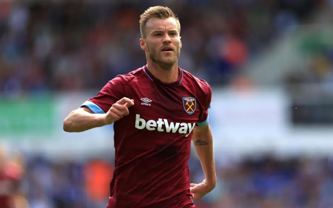 Yarmolenko, Coca Cola ve Heineken Şişelerini Kendine Çekti!