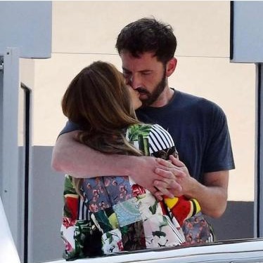 Jennifer Lopez ve Ben Affleck Teknede Dudak Dudağa!