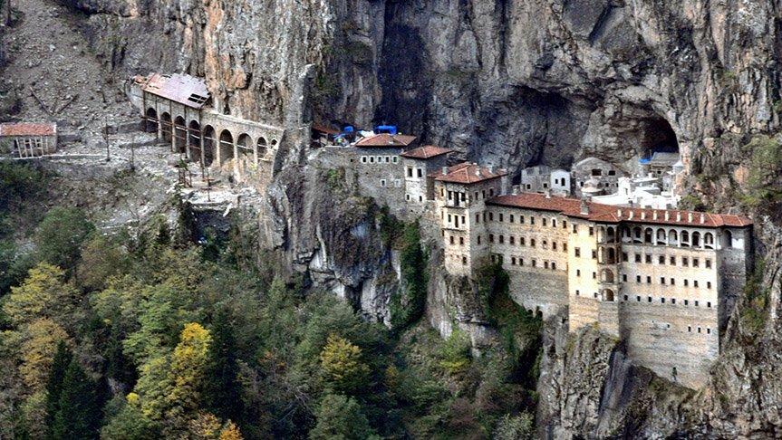 Restorasyonu Yapılan Sümela Manastırı’nın Atıkları Dereye Döküldü