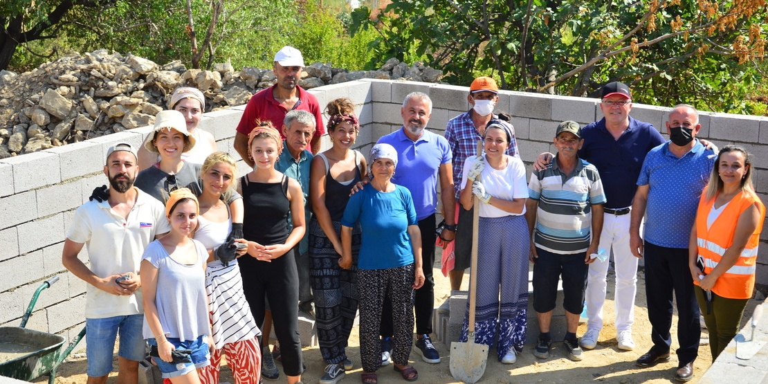 Yardımsever Gönüllüler Yangından Kalan İzleri Silmeye Yardımcı Oluyor