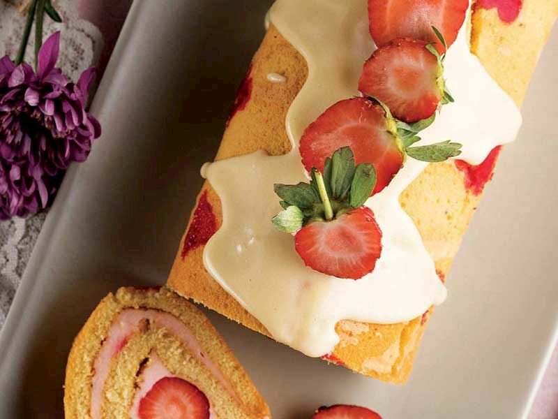 Sunumuyla Göz Dolduran Çilekli Rulo Pasta