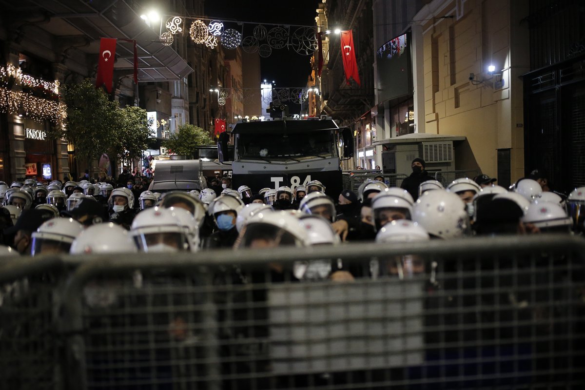 Kadına Yönelik Şiddetle Mücadele Yürüyüşüne Biber Gazlı Müdahale