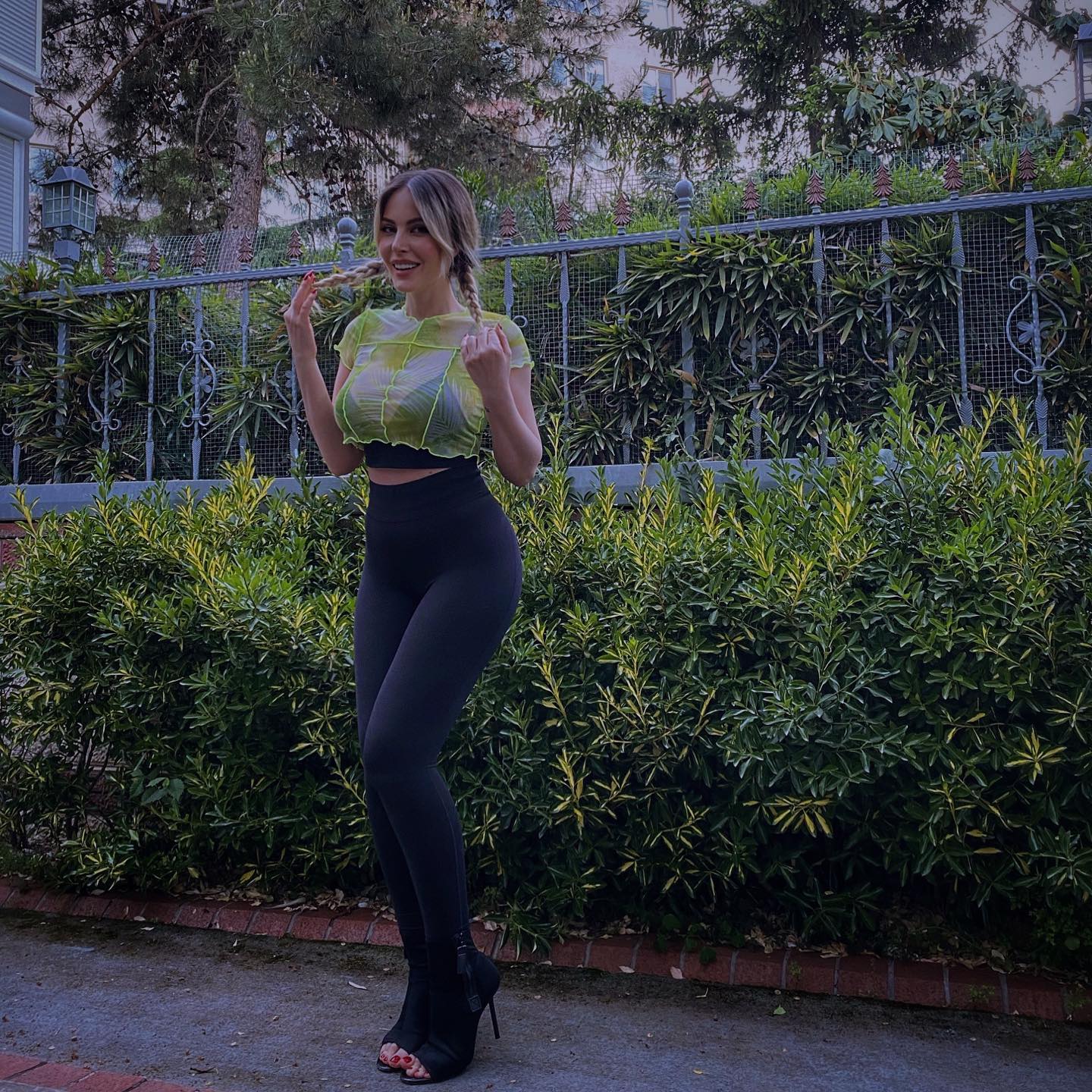 Hande Sarıoğlu'ndan Olay Dekolte Açıklaması