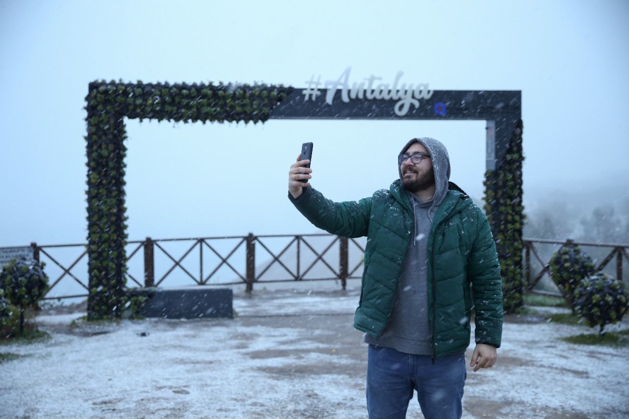 29 Yıl Sonra Antalya Kent Merkezine Kar Yağdı