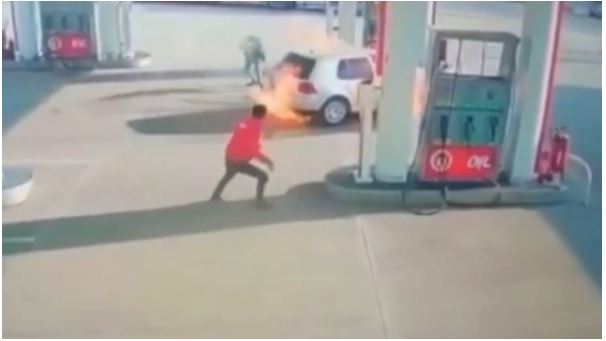 Akaryakıt İstasyonundaki Araç Alevler İçinde Kaldı