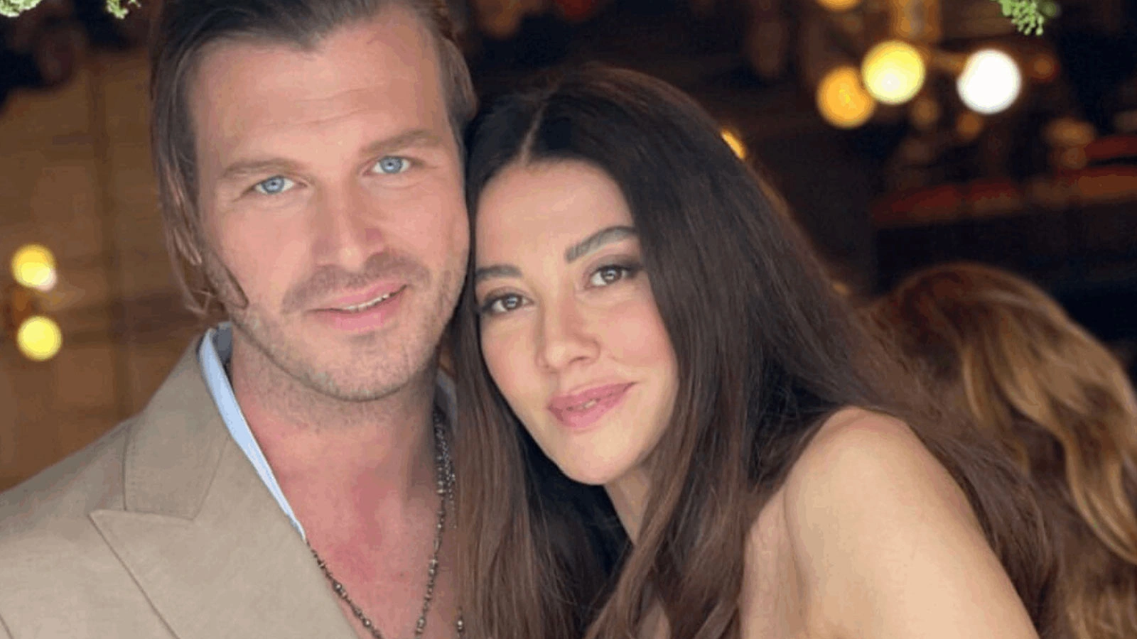 Başak Dizer'in Karnını Öperek Poz Veren Kıvanç Tatlıtuğ Gündem Oldu