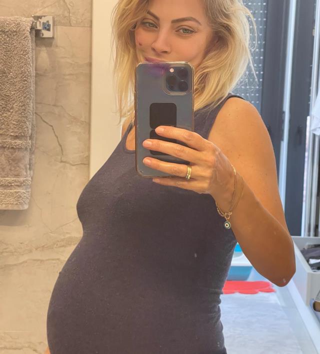 49 Yaşındaki Seray Sever İkiz Bebeklerini Kucağına Aldı