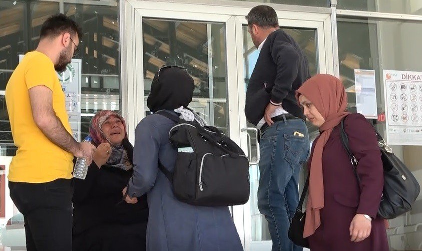 Çeşitli Sebeplerden YKS’ye Yetişemeyen Gençler Gözyaşlarına Boğuldu