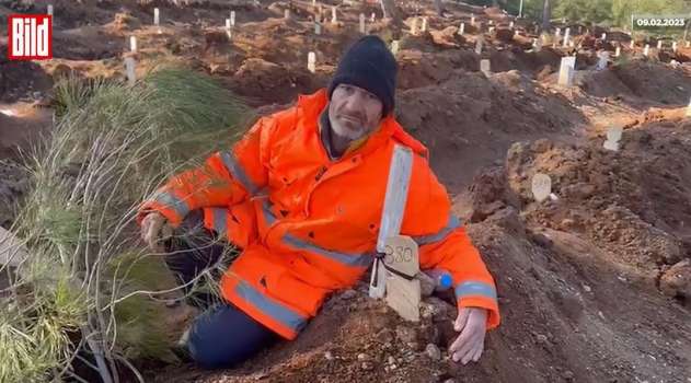 Enkaz Altındaki Kızının Yanından Ayrılmaya Baba Konuştu