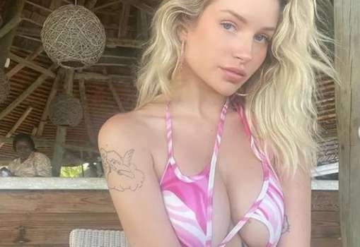 "Göğüsler En İyisidir" Diyerek Paylaştı! Lottie Moss Durmuyor