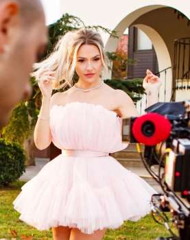 Hadise'den Yine İddialı Kare...