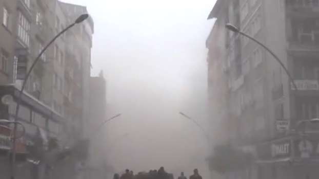 Muhabir Konuşurken Arkasındaki Bina Bir Anda Yıkıldı