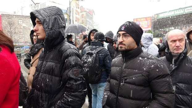 Trabzonsporlular Depremzedeler İçin Uzun Kuyruklar Oluşturdu