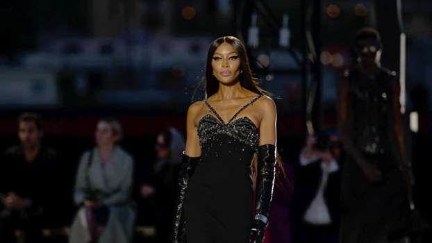 52 Yaşındaki Naomi Campbell Podyumu Salladı!