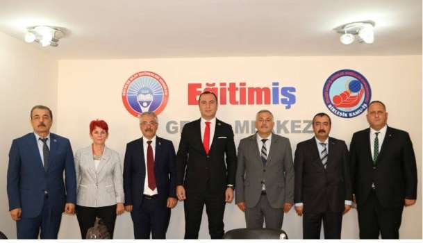 Eğitim-İş Başkanı Özbay: "Okulların tabelaları seçim şekerleriniz mi?