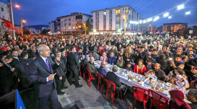 Meral Akşener ve Kemal Kılıçdaroğlu İftara Minibüsle Gitti