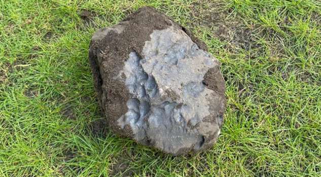 Almanya'da Yaşayan Türk Ailenin Bahçesine Göktaşı Düştü!