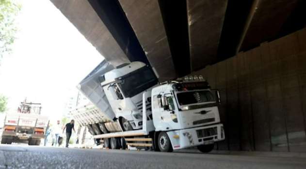 Çekicinin Taşıdığı Kamyon Otoyol Köprüsüne Sıkıştı
