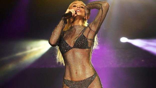 Gülşen'den Kılıçdaroğlu'na Destek: Sahnede Kalp İşareti Yaptı