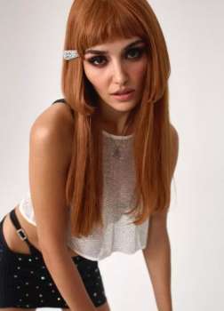 Hande Erçel Mini Etekli Pozuyla Nefes Kesti!