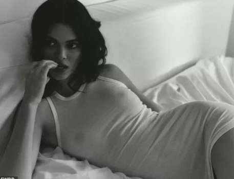 Kendall Jenner'ın Sütyensiz Halleri Gündemde!