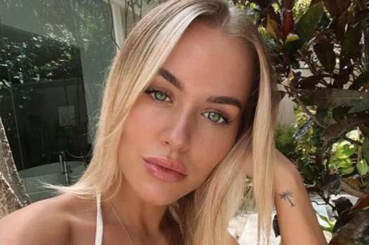 Lottie Tomlinson Göğüs Dekolteli Poz Verdi