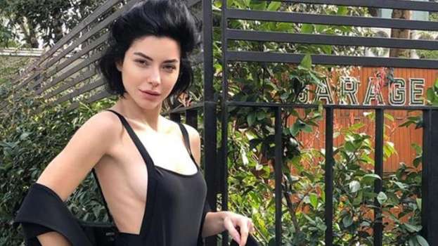 Merve Boğulur Gece Havuza Girdi