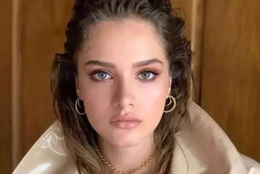 Miray Daner Göğüs Dekolteli Pozuyla Ortalığı Salladı