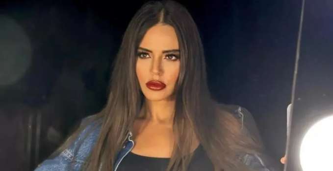 Simge Sağın Bikinisiyle Poz Verdi