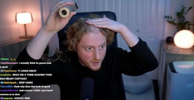 Canlı Yayında Kafasını Kazıdı; Gördükleri Karşısında Şok Oldu