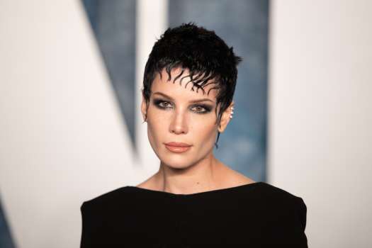 Dünyaca Ünlü Şarıcı Halsey Sütyensiz Tarzıyla Dikkat Çekti